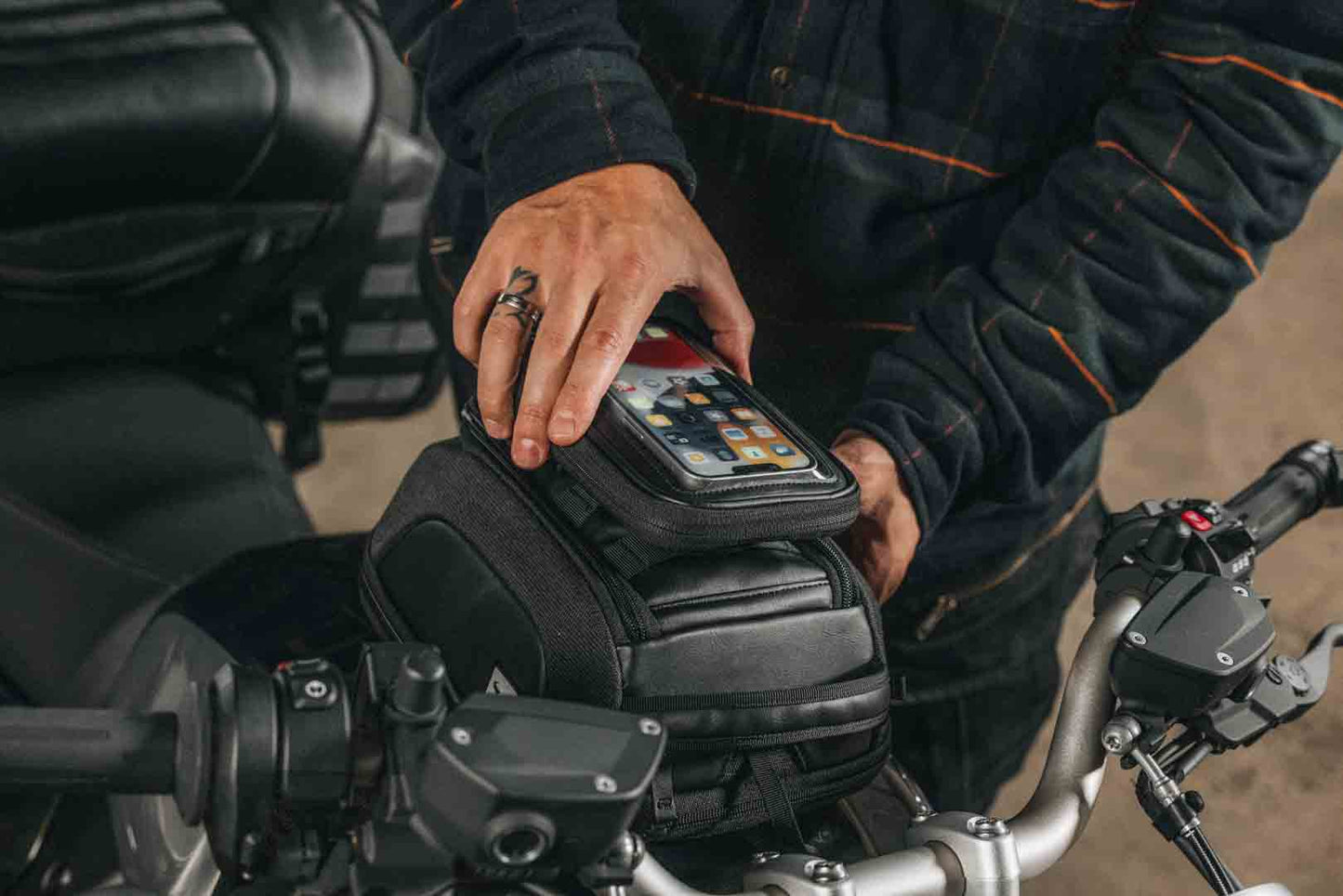 SW-Motech Legend Gear smartphone bag LA11