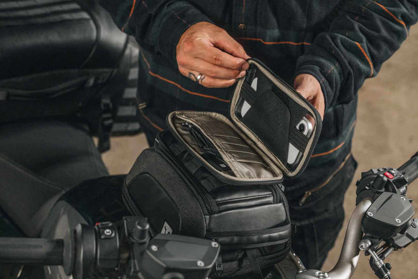 SW-Motech Legend Gear smartphone bag LA11