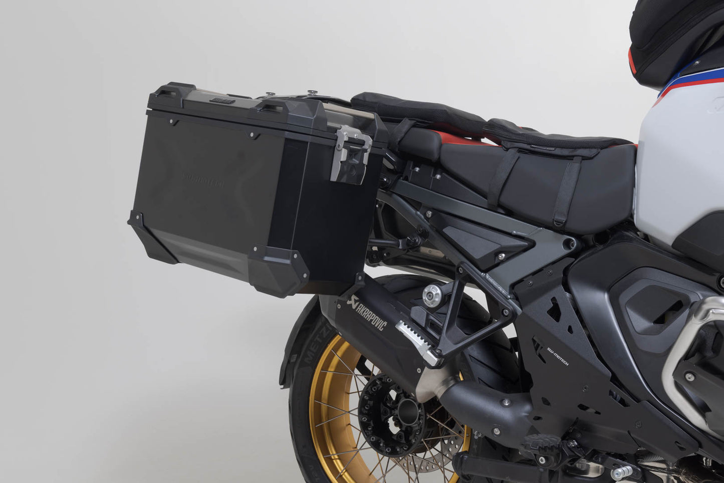 SW-Motech TRAX ADV aluminium case system + Akrapovic