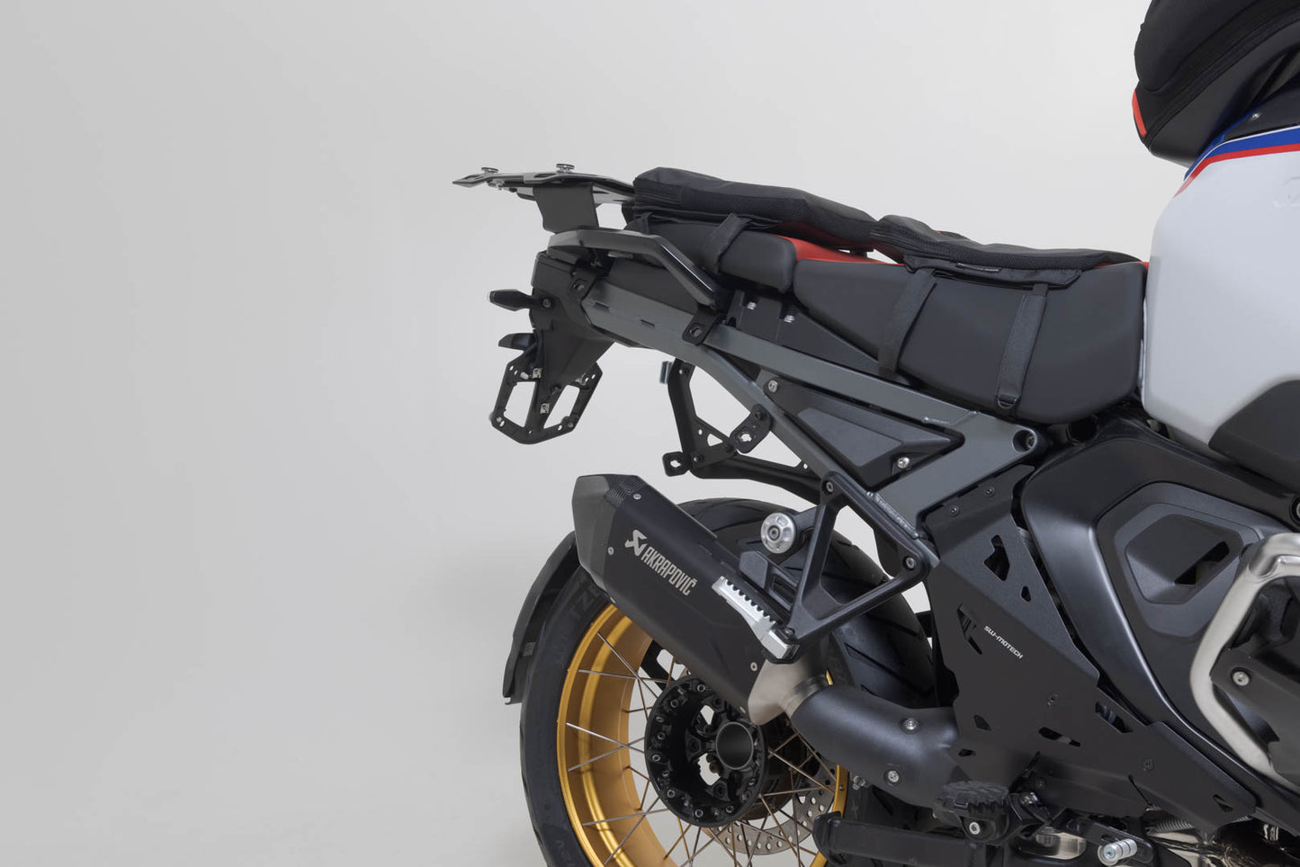 SW-Motech TRAX ADV aluminium case system + Akrapovic